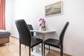 Large 5BR Central Flat Near Augarten