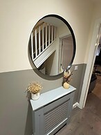 Spacious 3-bed House - Sleeps 8, Garden & Parking