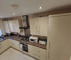 Spacious 3-bed House - Sleeps 8, Garden & Parking