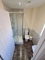 Spacious 3-bed House - Sleeps 8, Garden & Parking
