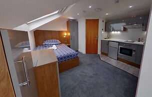Victoria House by CovStays