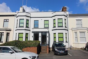 Victoria House by CovStays