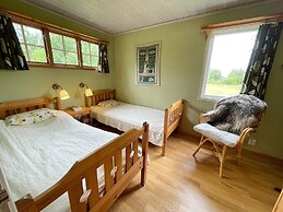 Cozy Seaside Getaway in Grankullavik