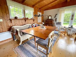 Cozy Seaside Getaway in Grankullavik