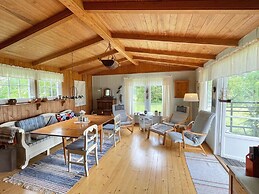 Cozy Seaside Getaway in Grankullavik