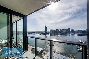 Melbourne Private Apartments - Stadium and Harbour Views