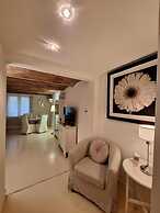 Cozy & Charming Florentine Hideaway