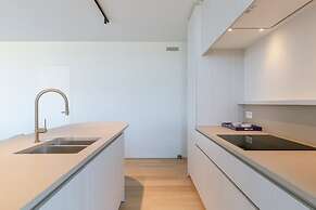 Huswell - Minimalist Coastal Luxury Panoramic View