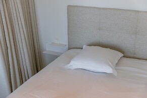 Huswell - Minimalist Coastal Luxury Panoramic View