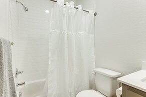 2 Mi to Downtown Temple: Newly Built Townhome!