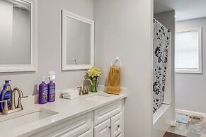 2 Mi to Dtwn Attleboro: Pet-friendly Apt!