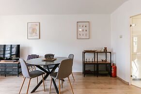 Huswell - Bright Stylish Apartment With Balcony