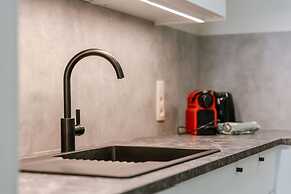 Huswell - Bright Stylish Apartment With Balcony