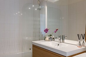 Huswell - Bright Stylish Apartment With Balcony