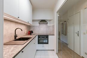 Huswell - Bright Stylish Apartment With Balcony