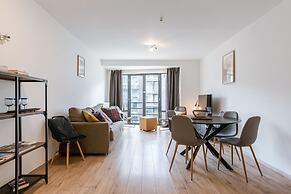 Huswell - Bright Stylish Apartment With Balcony