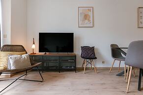 Huswell - Bright Stylish Apartment With Balcony