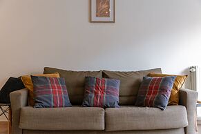 Huswell - Bright Stylish Apartment With Balcony