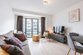Huswell - Bright Stylish Apartment With Balcony