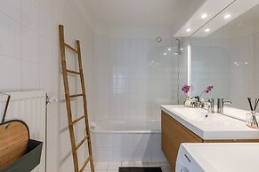 Huswell - Bright Stylish Apartment With Balcony