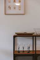 Huswell - Bright Stylish Apartment With Balcony