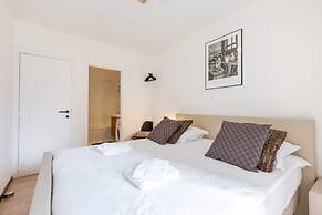 Huswell - Bright Stylish Apartment With Balcony