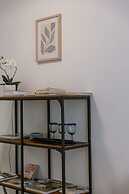 Huswell - Bright Stylish Apartment With Balcony