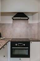 Huswell - Bright Stylish Apartment With Balcony