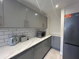 Cozy Cromwell Cottage in Croydon