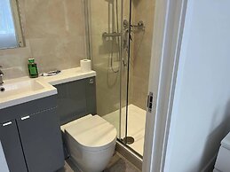 Cozy Cromwell Cottage in Croydon