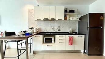 Emerald 307 - Studio With Balcony and Shared Pool
