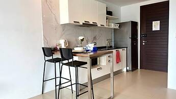 Emerald 307 - Studio With Balcony and Shared Pool