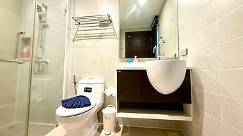 Emerald 307 - Studio With Balcony and Shared Pool