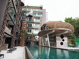 Emerald 307 - Studio With Balcony and Shared Pool