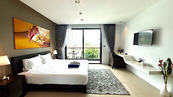 Emerald 307 - Studio With Balcony and Shared Pool