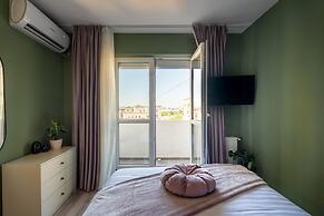 Colorful Bright 2BR on Iconic Calea Victoriei