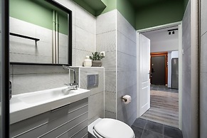 Colorful Bright 2BR on Iconic Calea Victoriei
