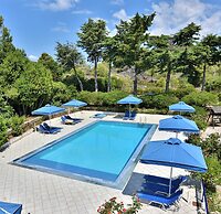 Bluewhite Studio - Mountain View by the Pool