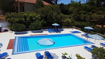 Bluewhite Studio - Mountain View by the Pool