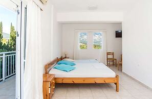 Bluewhite Studio - Mountain View by the Pool