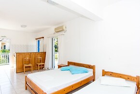 Bluewhite Studio - Mountain View by the Pool