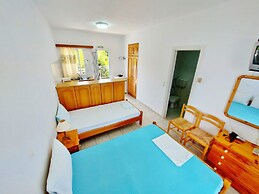 Bluewhite Studio - Garden by the Pool