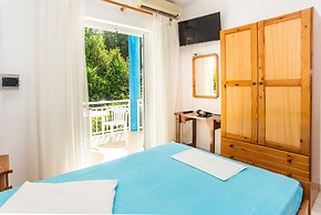 Bluewhite Studio - Garden by the Pool
