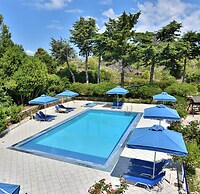 Bluewhite Studio - Garden by the Pool