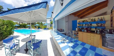 Bluewhite Studio - Garden by the Pool