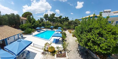 Bluewhite Studio - Garden by the Pool