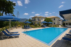 Bluewhite Studio - Garden by the Pool