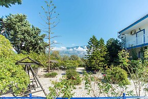 Bluewhite Studio - Garden by the Pool