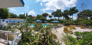 Bluewhite Studio - Garden by the Pool