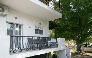 Forest View Apartment 1 by Rentalspro
